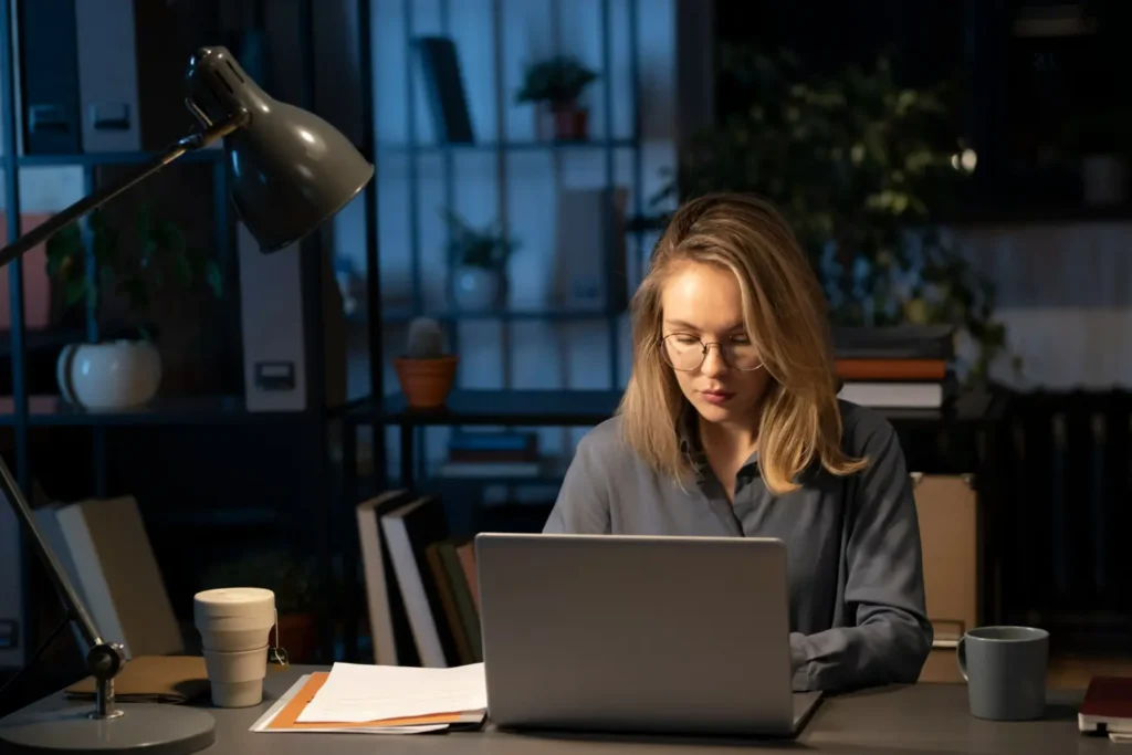 Uma profissional realiza hora extra no trabalho.