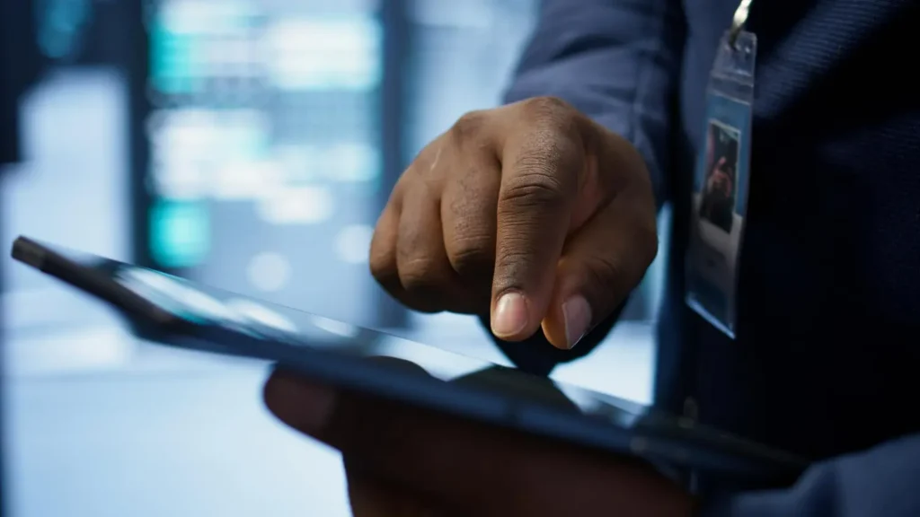 Um profissional marca sua presença no controle de ponto digital.